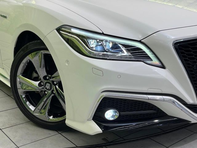 CROWN sedan hybrid