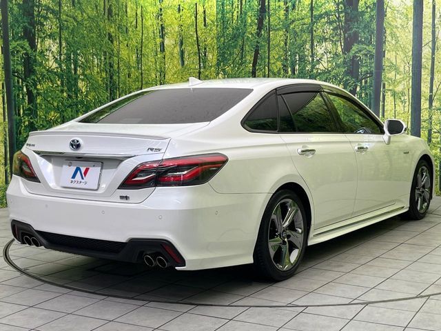 CROWN sedan hybrid