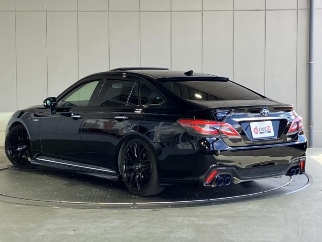 CROWN sedan hybrid