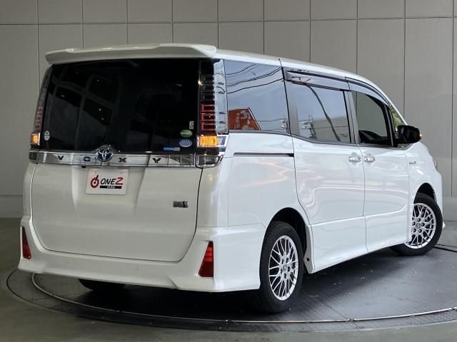VOXY HYBRID