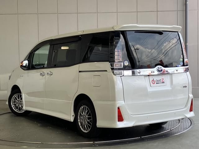 VOXY HYBRID