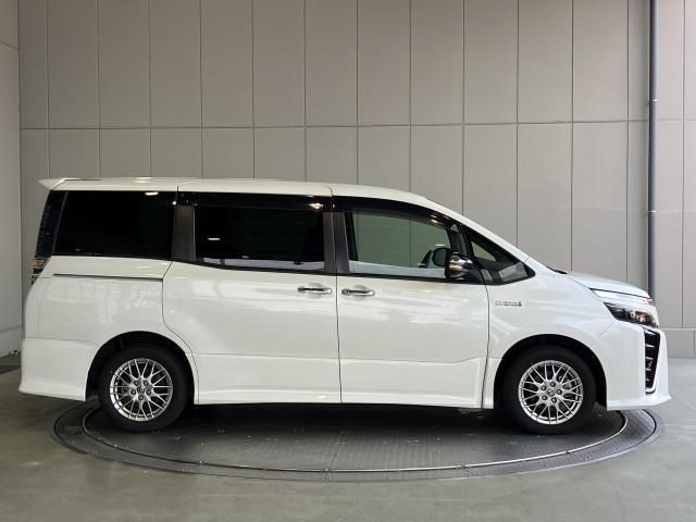 VOXY HYBRID