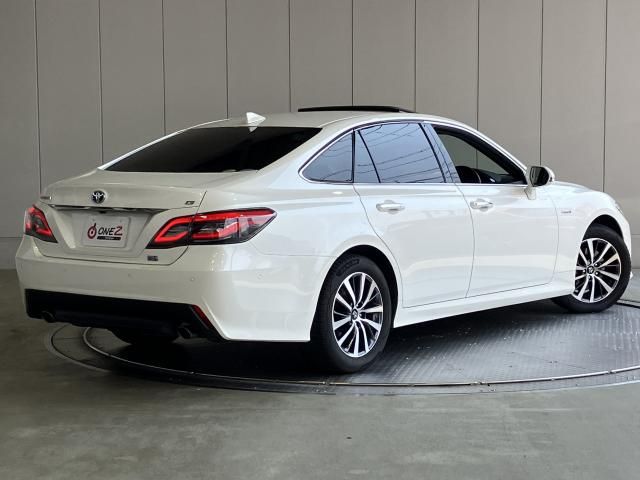 CROWN sedan hybrid