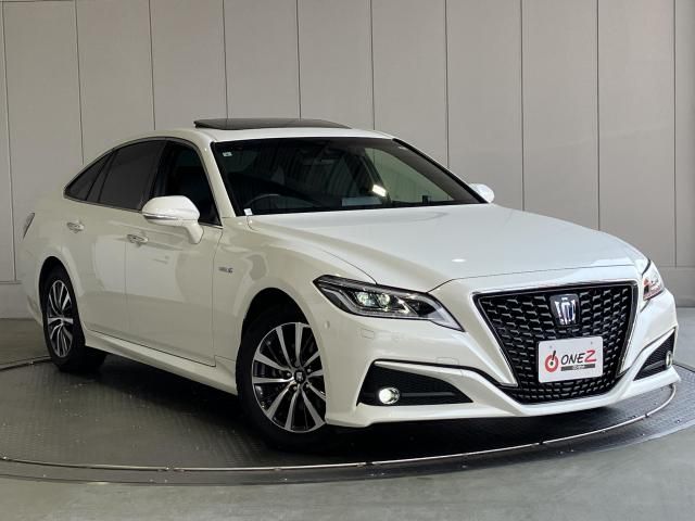 CROWN sedan hybrid