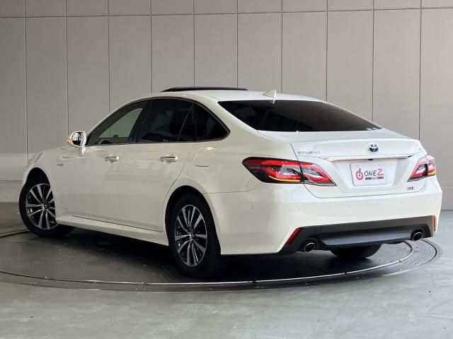 CROWN sedan hybrid