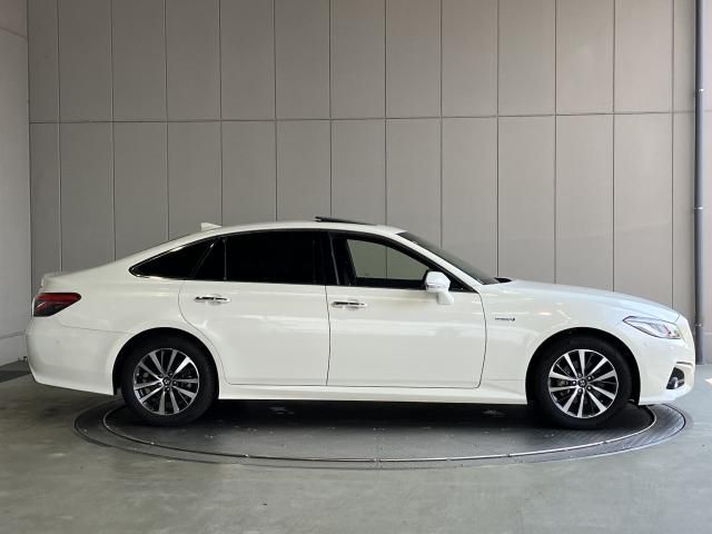 CROWN sedan hybrid