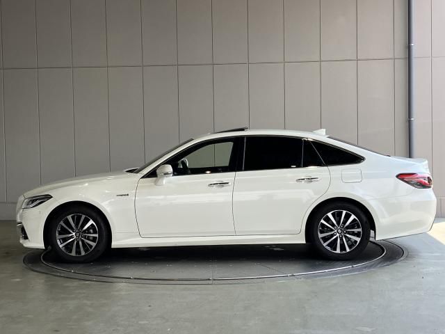 CROWN sedan hybrid