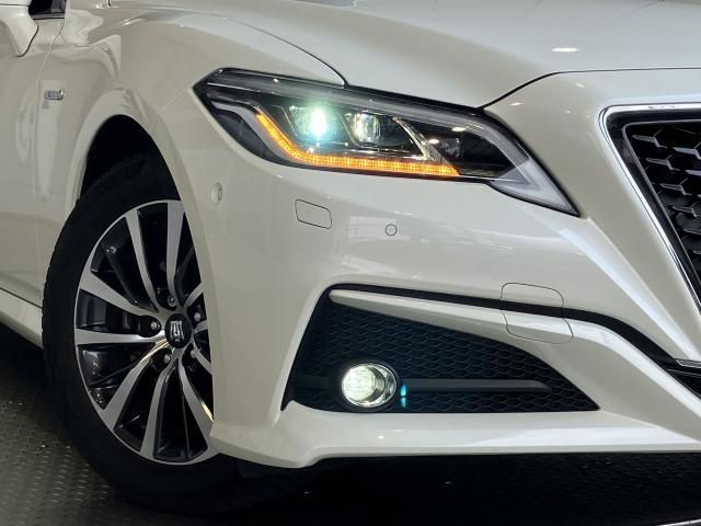 CROWN sedan hybrid