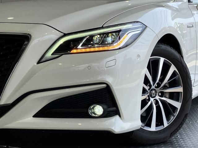 CROWN sedan hybrid