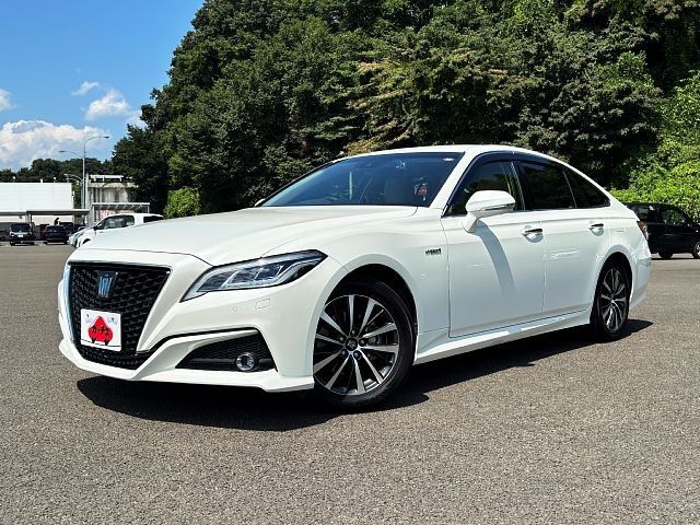 CROWN sedan hybrid