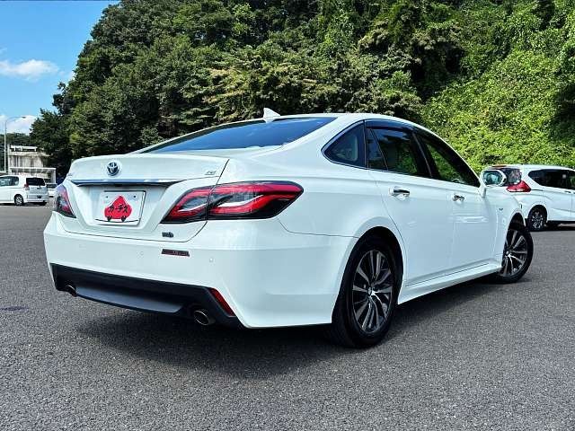 CROWN sedan hybrid
