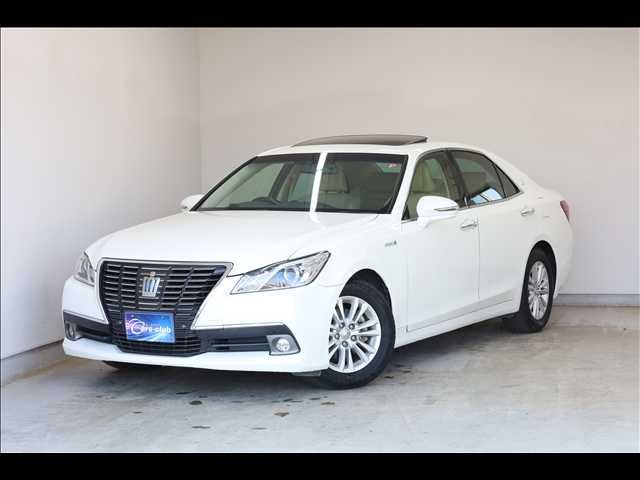 CROWN sedan hybrid