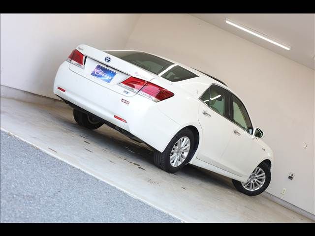 CROWN sedan hybrid