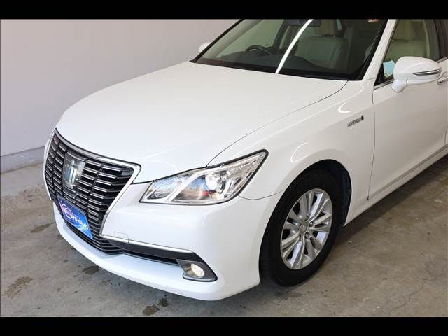 CROWN sedan hybrid
