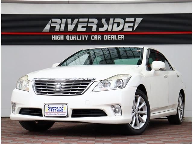 CROWN sedan