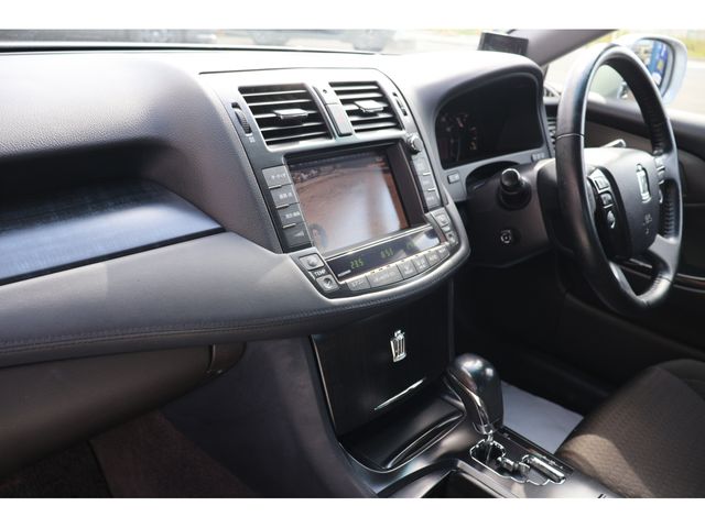 CROWN sedan
