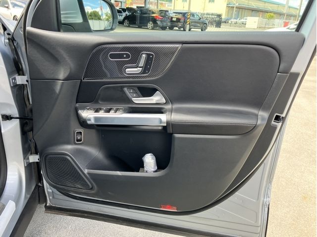 MERCEDES BENZ GLB