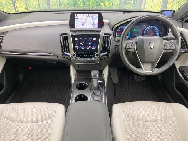 CROWN sedan hybrid