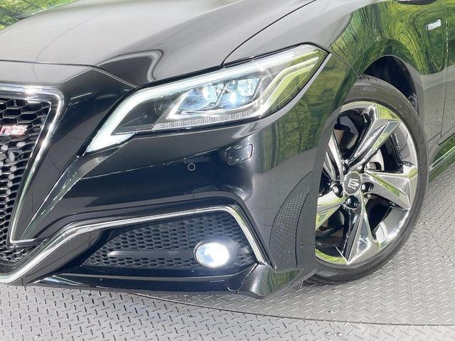 CROWN sedan hybrid
