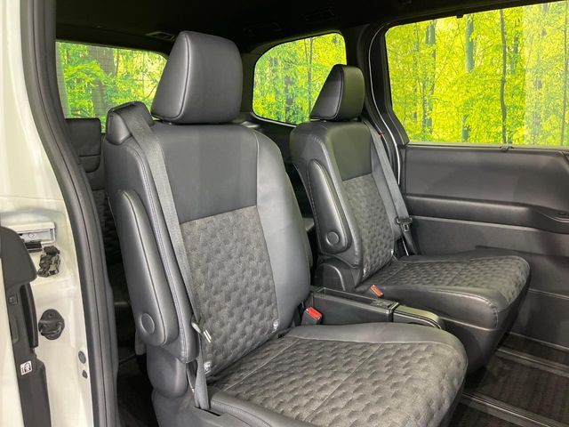 VOXY HYBRID 4WD