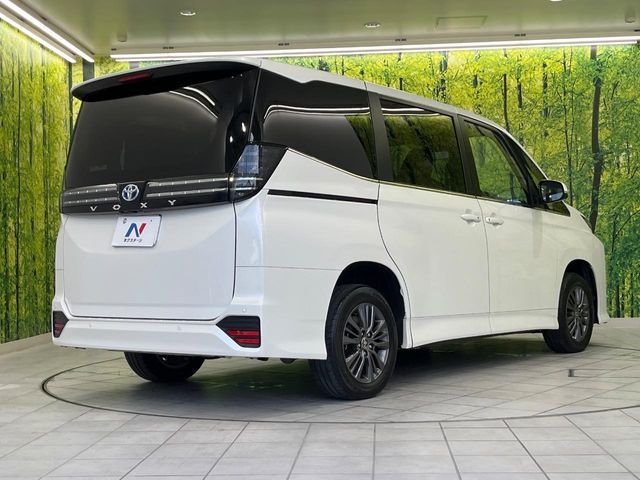 VOXY HYBRID 4WD