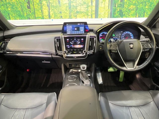 CROWN sedan hybrid