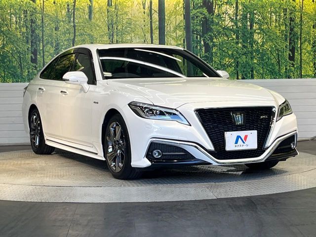 CROWN sedan hybrid