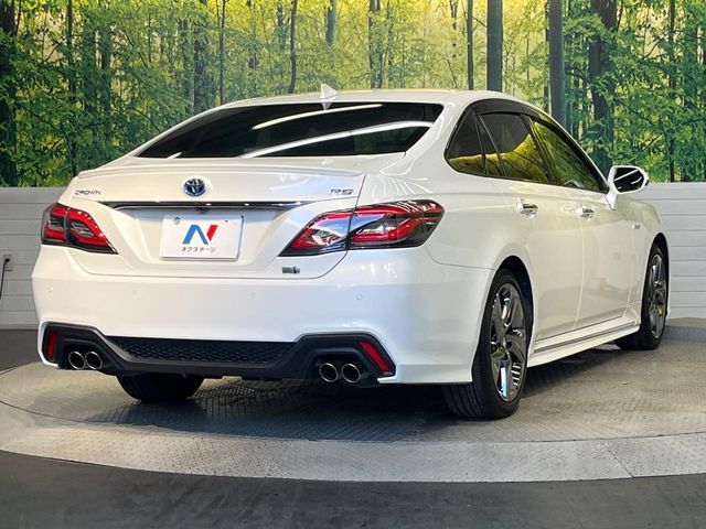 CROWN sedan hybrid