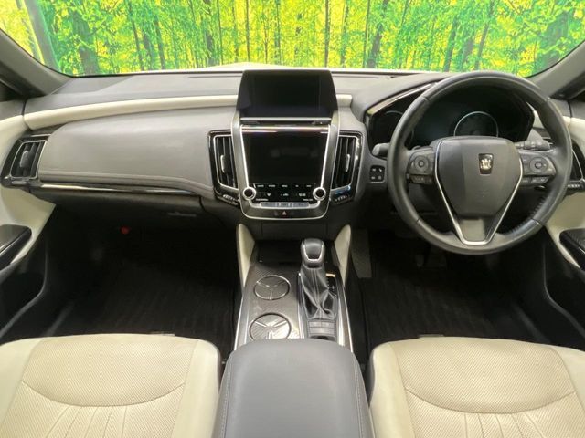 CROWN sedan hybrid