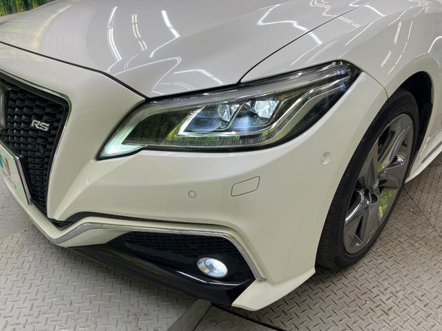 CROWN sedan hybrid