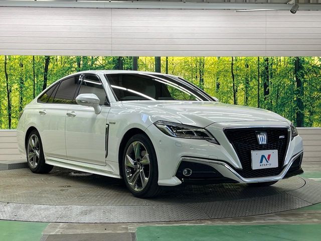 CROWN sedan hybrid
