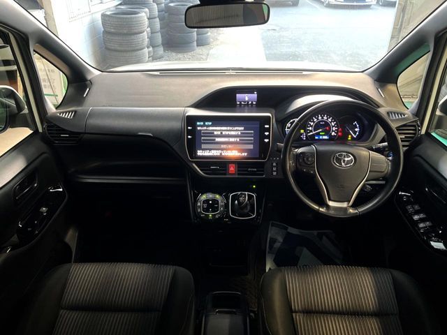 VOXY HYBRID