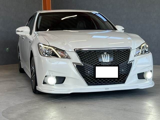 CROWN sedan hybrid
