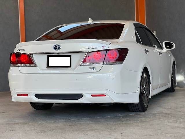 CROWN sedan hybrid