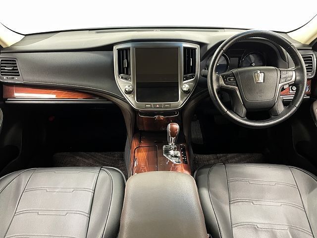 CROWN sedan hybrid