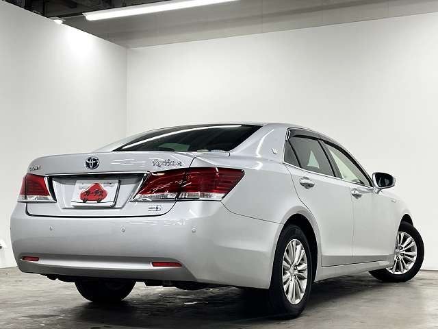 CROWN sedan hybrid