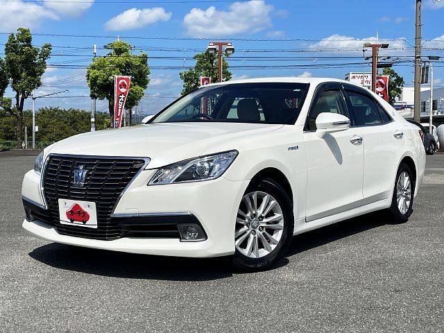 CROWN sedan hybrid