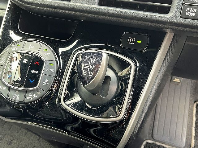VOXY HYBRID