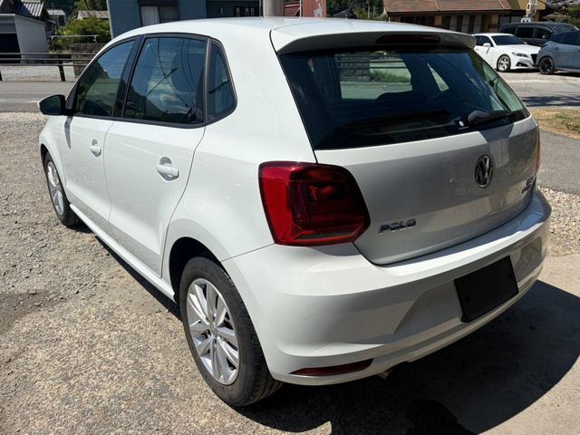 VOLKSWAGEN POLO