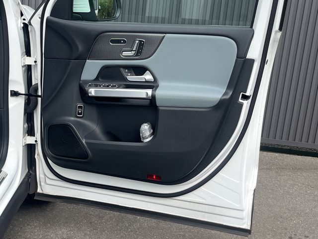 MERCEDES BENZ GLB