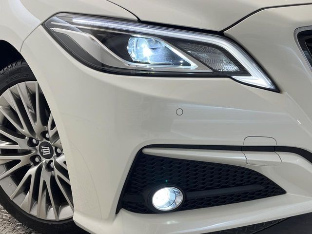 CROWN sedan hybrid