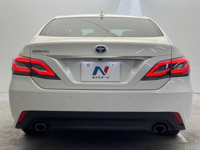 CROWN sedan hybrid