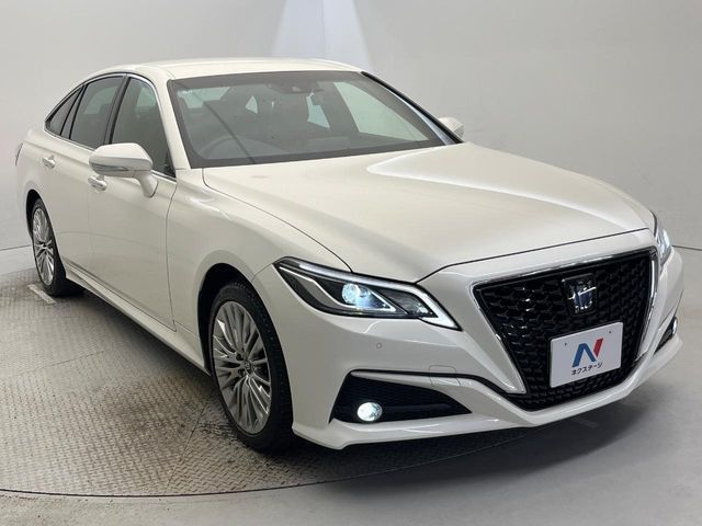 CROWN sedan hybrid