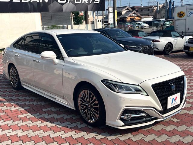 CROWN sedan hybrid