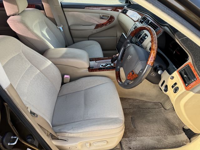 CROWN sedan