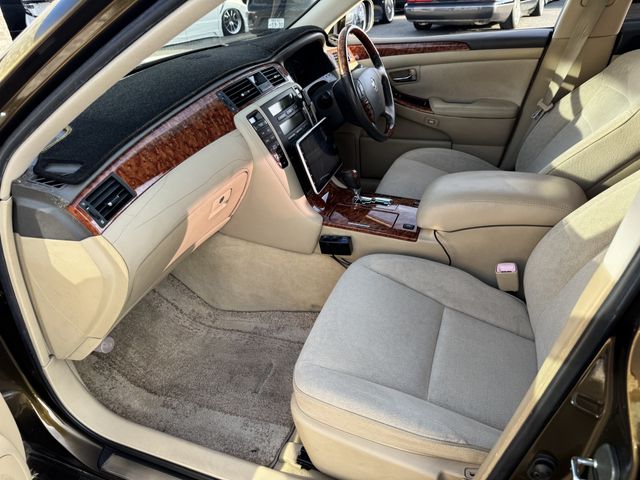 CROWN sedan