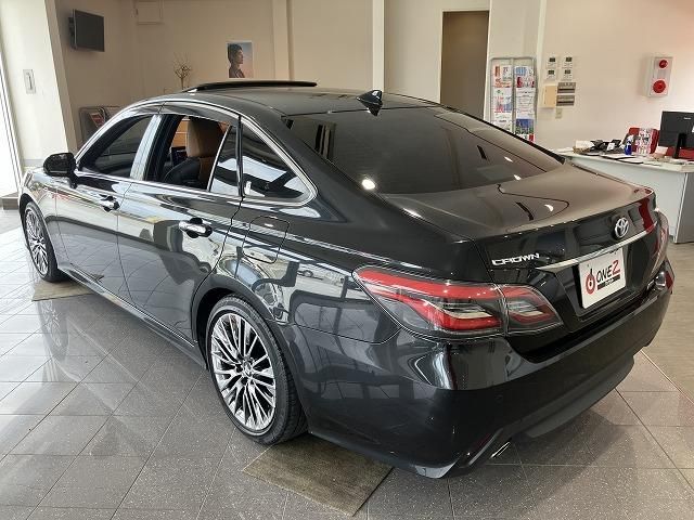 CROWN sedan hybrid
