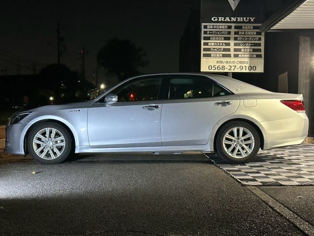CROWN sedan hybrid