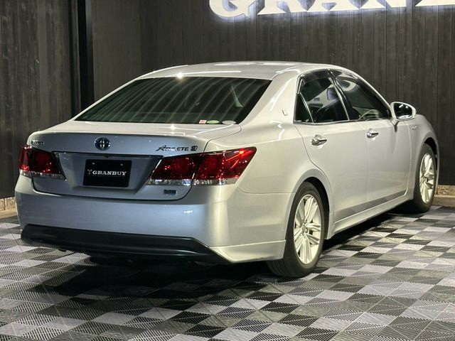 CROWN sedan hybrid