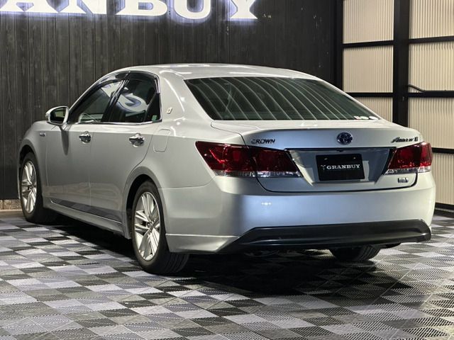 CROWN sedan hybrid